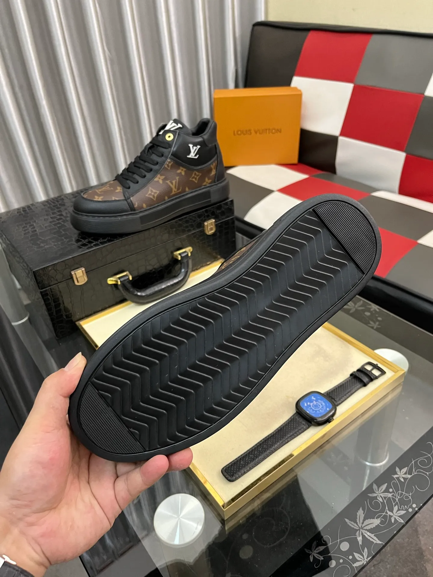 Men's shoes 💰458⌚️⌚️《Louis vuitton/LV Louis Vuitton》original quality.~ Unique modern style sneakers. 🏃A must-have casual shoe for trendy men😍😍 Original brand imported from Italy, imported original leather, cowhide lining (refuses to discolor and grind feet) sole: original sole provided by the original factory, French lazy style design ⚠️Fit to the feet, original quality, super comfortable original sole. Code number: 38-442️⃣Colors available